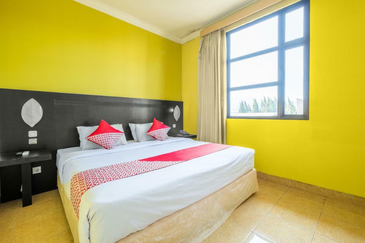Capital O 1010 Isola Hotel 3*