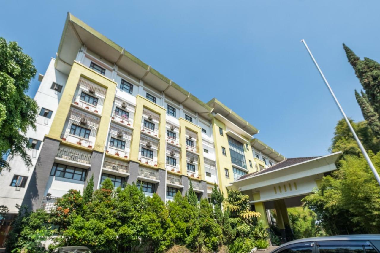 Capital O 1010 Isola Hotel Bandung